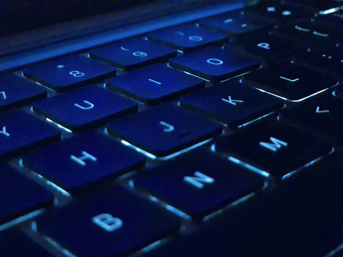 Podsvícená klávesnice notebooku MacBook Pro v modrém světle