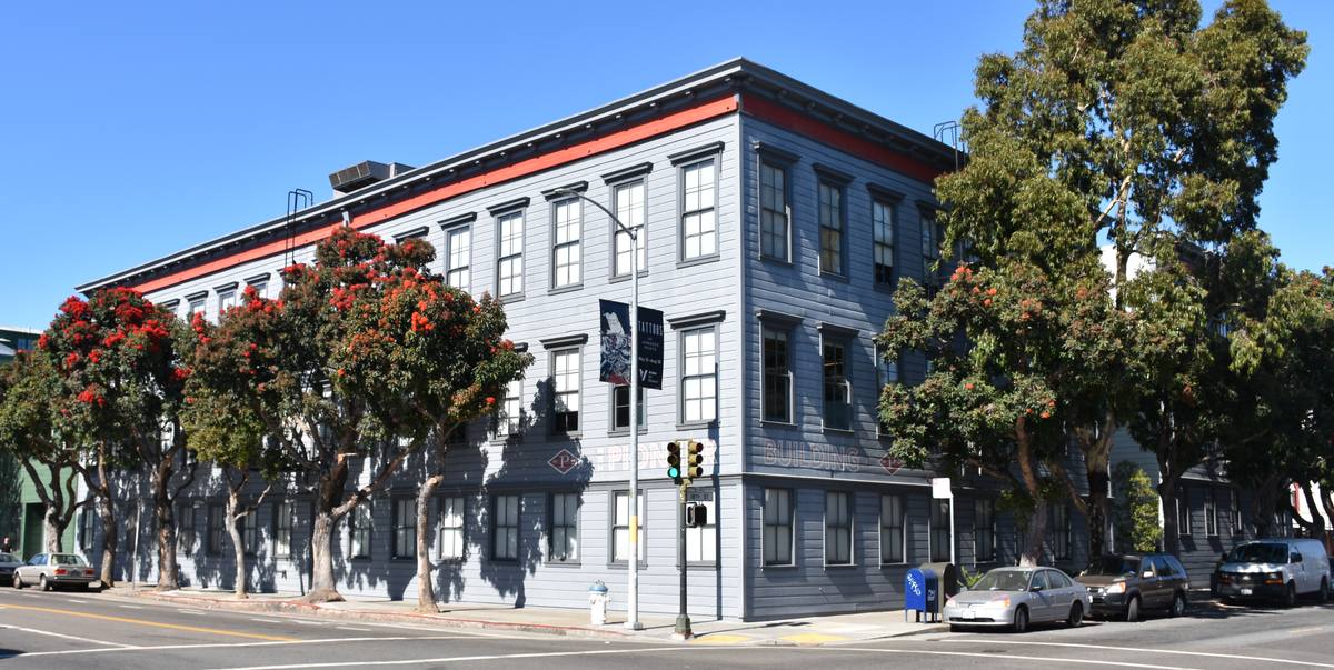 Cihlová budova Pioneer Building v sanfranciské čtvrti Mission