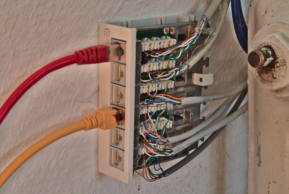 Nástěnný panel se šesti síťovými zásuvkami a zapojenými kabely
