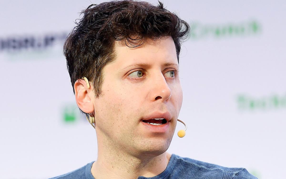 Sam Altman, výkonný ředitel OpenAI, při vystoupení s náhlavním mikrofonem