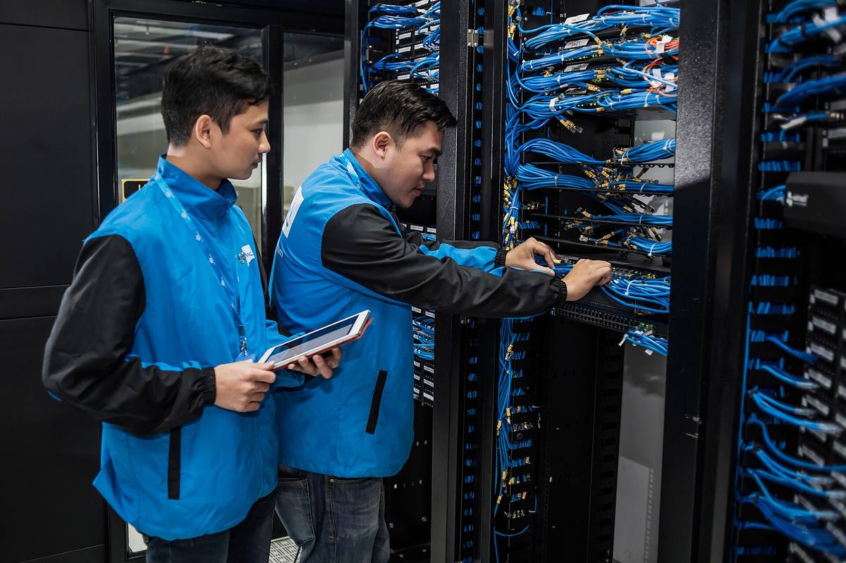 Sál datového centra s řadami serverových skříní