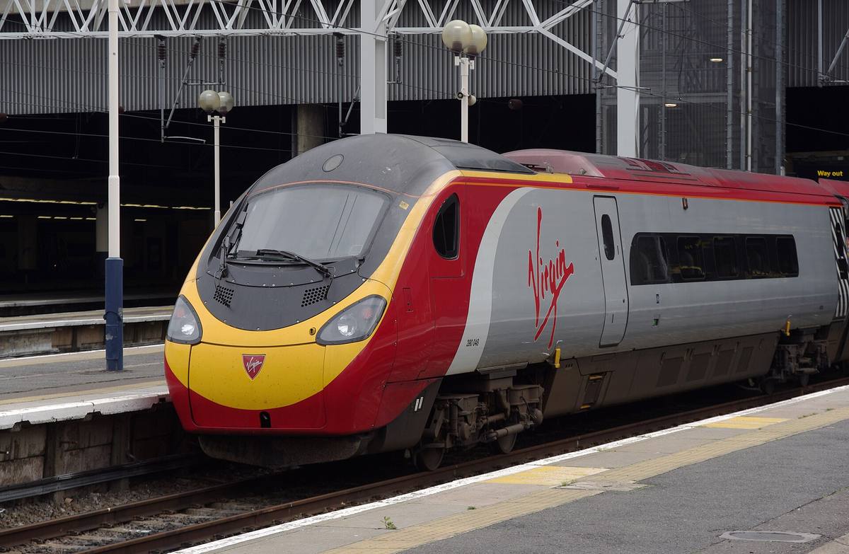 Vlak u nástupiště londýnského nádraží Euston