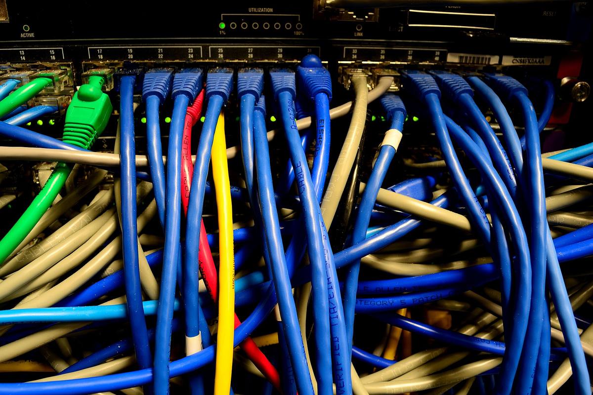 Síťový přepínač se zapojenými ethernetovými kabely