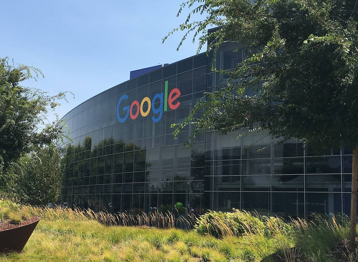 Budova Googleplexu s barevným nápisem Google