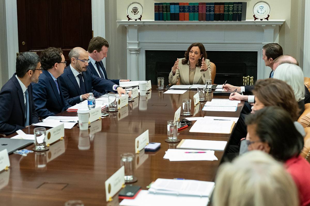 Kamala Harris na jednání se šéfy firem zabývajících se umělou inteligencí v Bílém domě