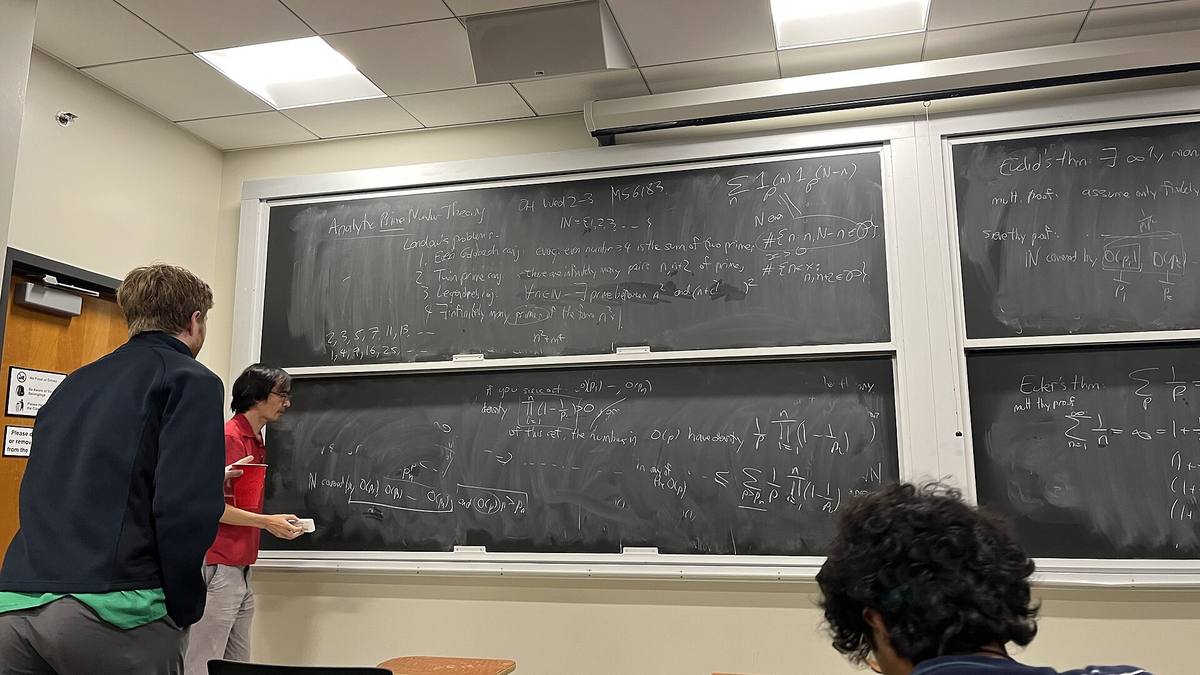 Terence Tao při výuce u tabule s matematickými zápisy