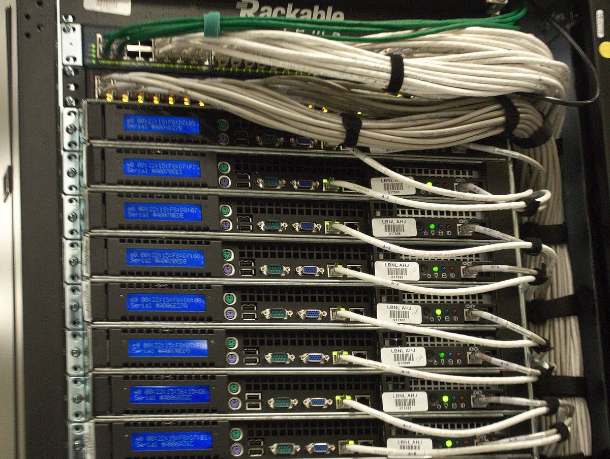 Zadní strana serverů a síťové kabely v datovém centru NERSC