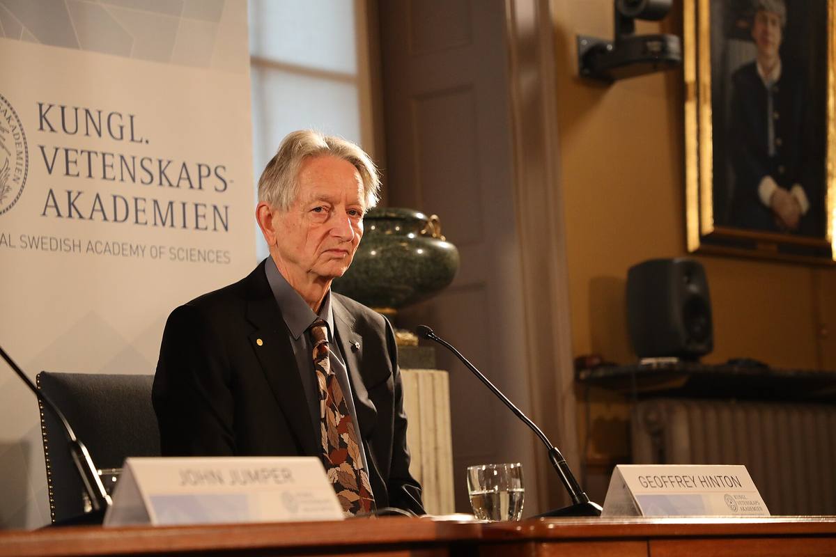 Geoffrey Hinton u mikrofonu na tiskové konferenci ve švédské akademii věd