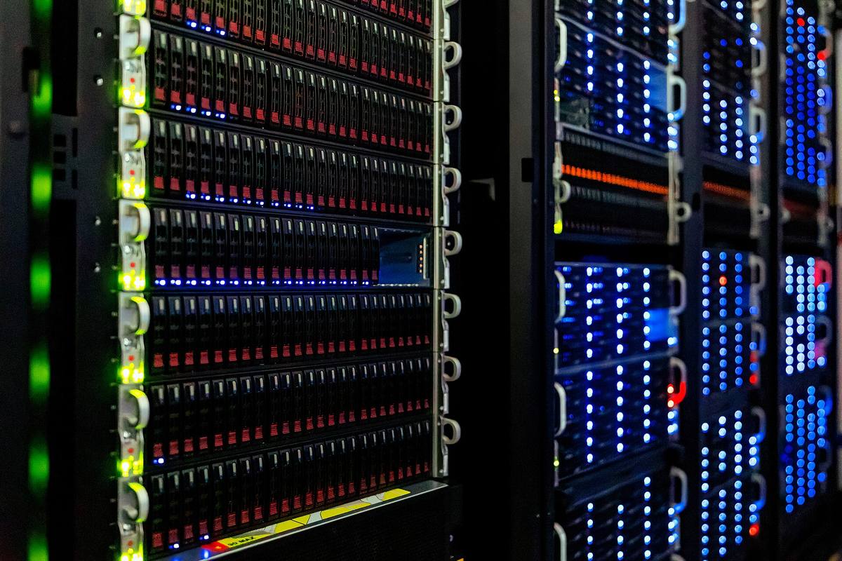 Serverové stojany s řadami disků a svítícími kontrolkami