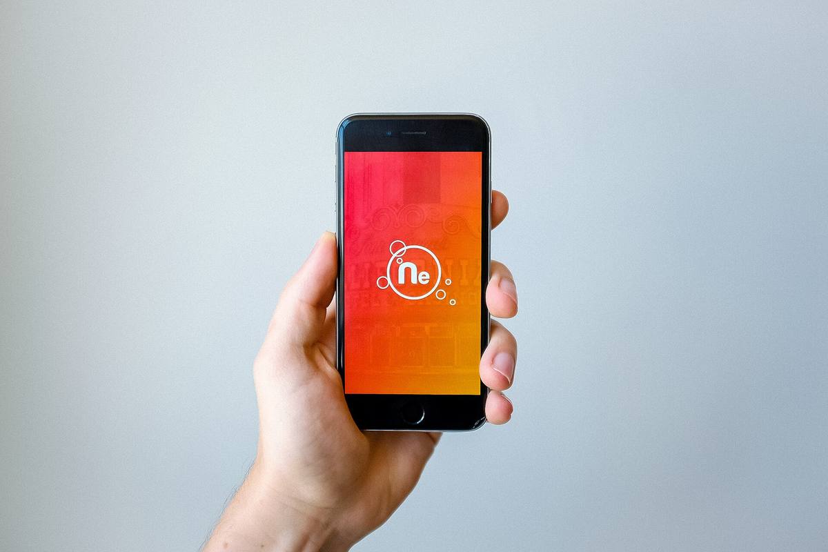 Ruka držící chytrý telefon